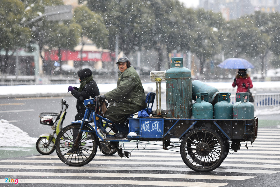 Hàng nghìn ôtô ở Thường Châu bị tuyết phủ nhiều ngày